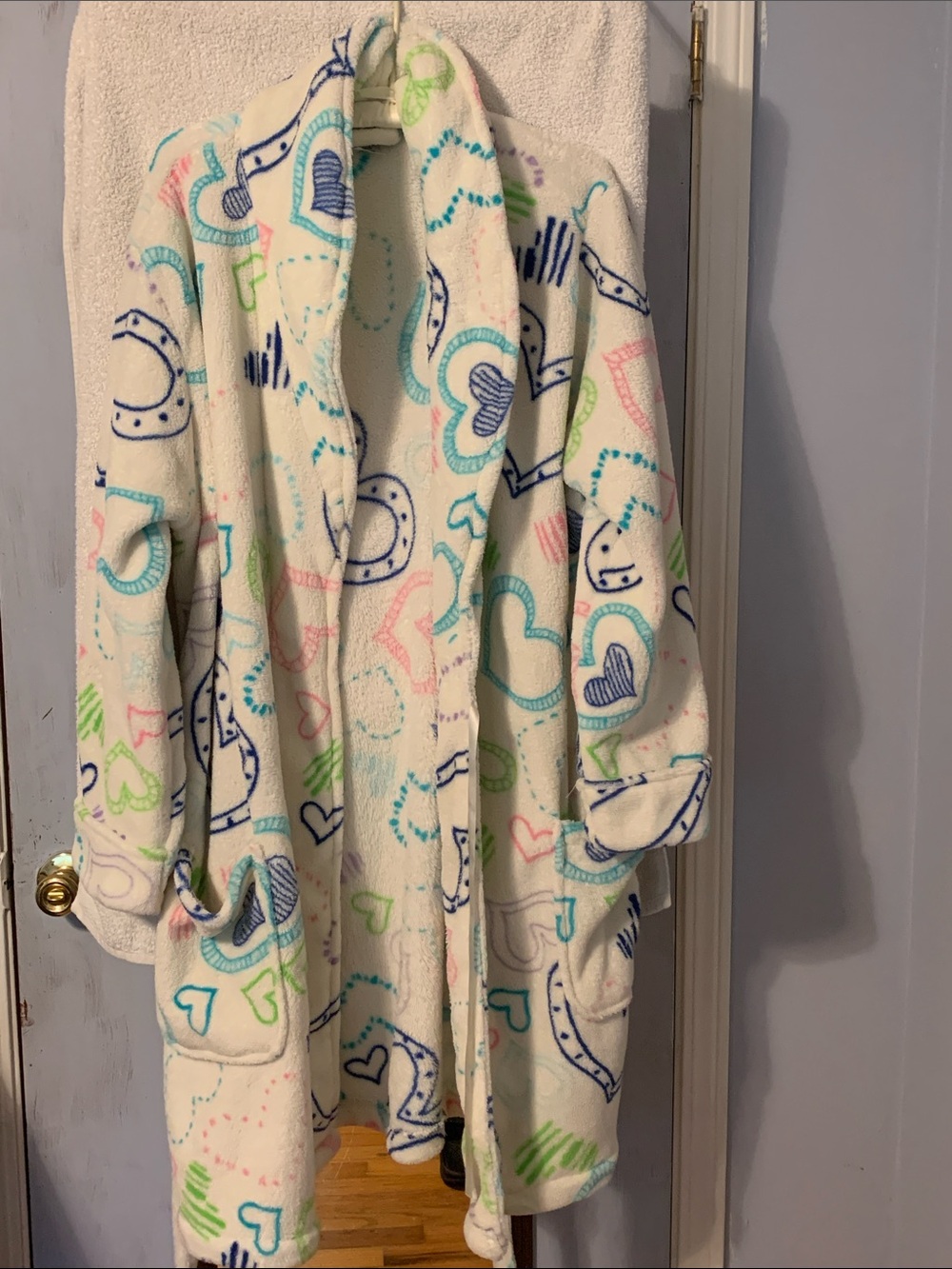 💙Joe Boxer White Fleece Robe with Multicolor Heart Print💙